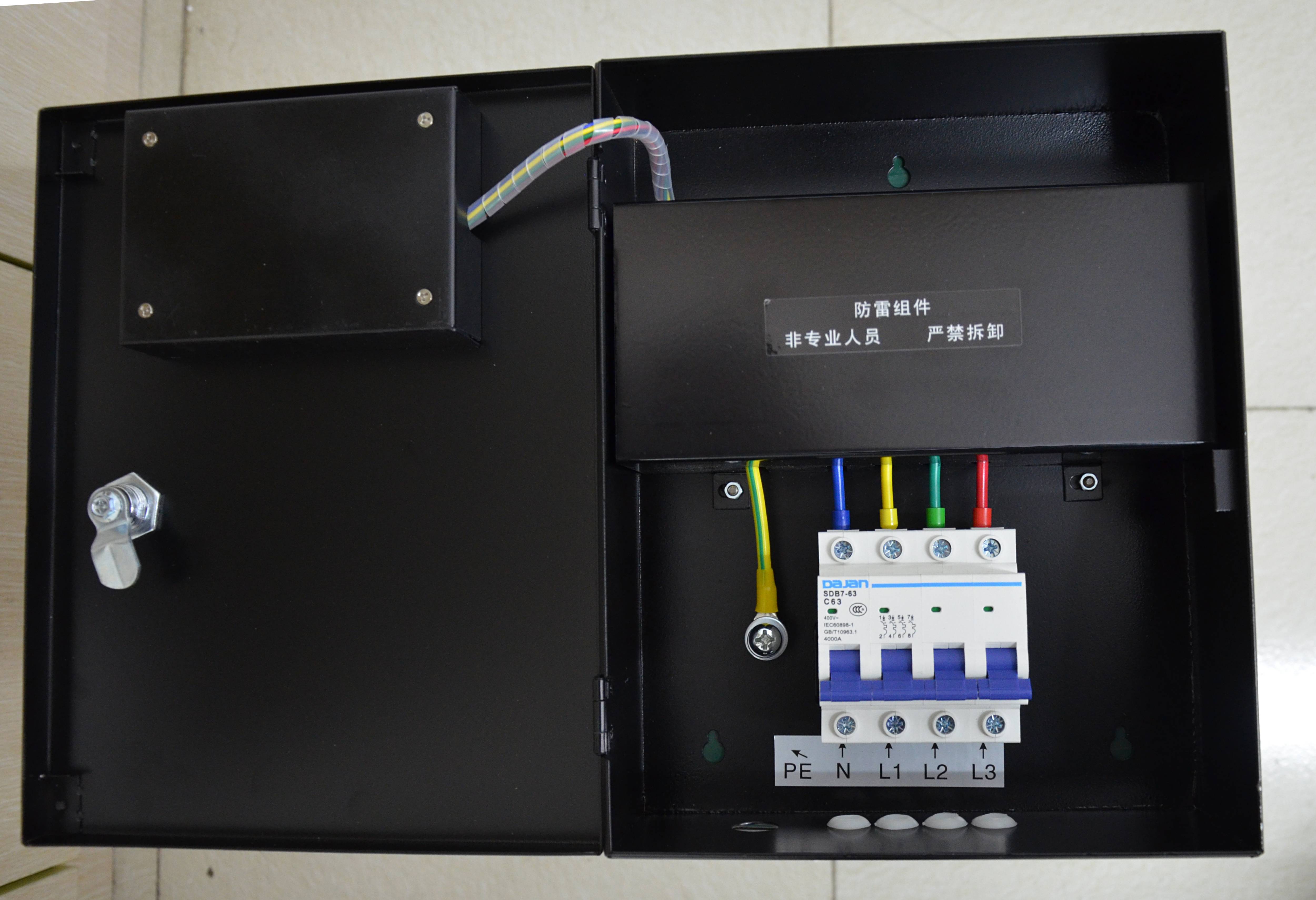三相電源防雷箱（數(shù)碼管、翻蓋式）內(nèi)部照.jpg